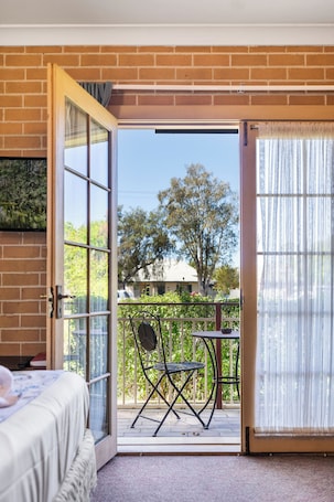 Deluxe Quadruple Room | Soundproofing, iron/ironing board, free WiFi, bed sheets. SureStay by Best Western New Inn Richmond