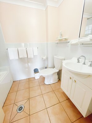 Bathroom - SureStay by Best Western New Inn Richmond (Richmond)