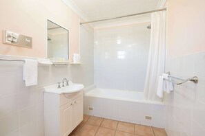 Bathroom - SureStay by Best Western New Inn Richmond (Richmond)