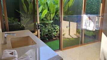 Secador de pelo, toallas, jabón y champú