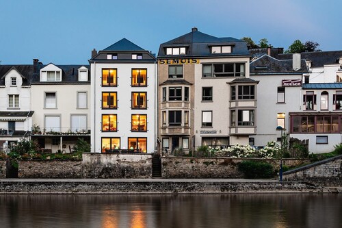 Villa Steps from Castle