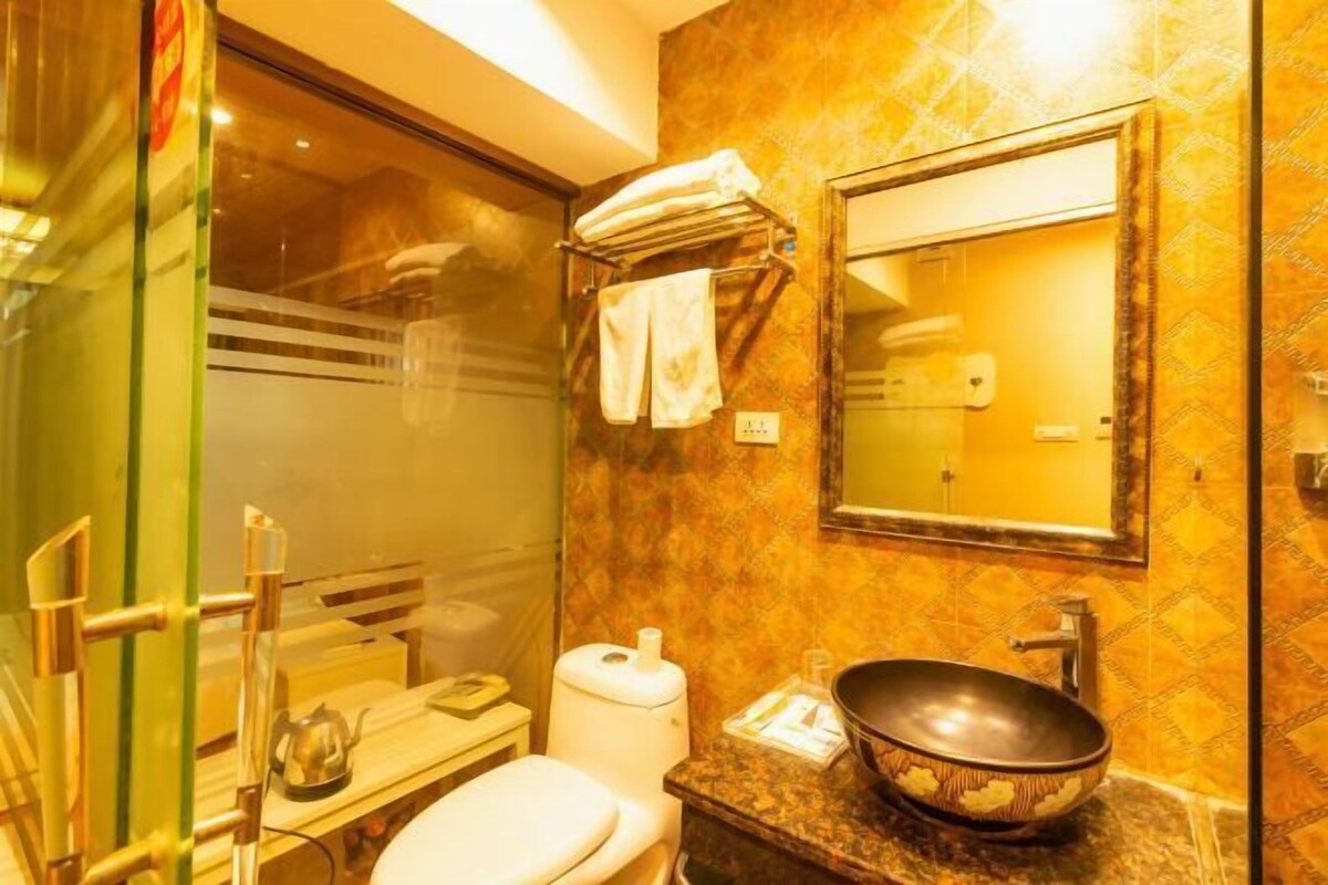 Un baño con inodoro, lavamanos y espejo.