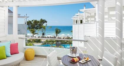 ALL-INCLUSIVE Oceanview Suite with Direct Pool Access & Spacious Living Area
