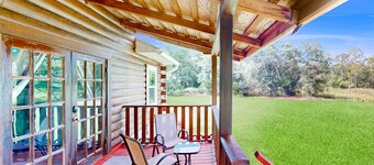 Cozy log cabin, waterfront views, firepit, wifi, loft, TV, dog-friendly, A/C