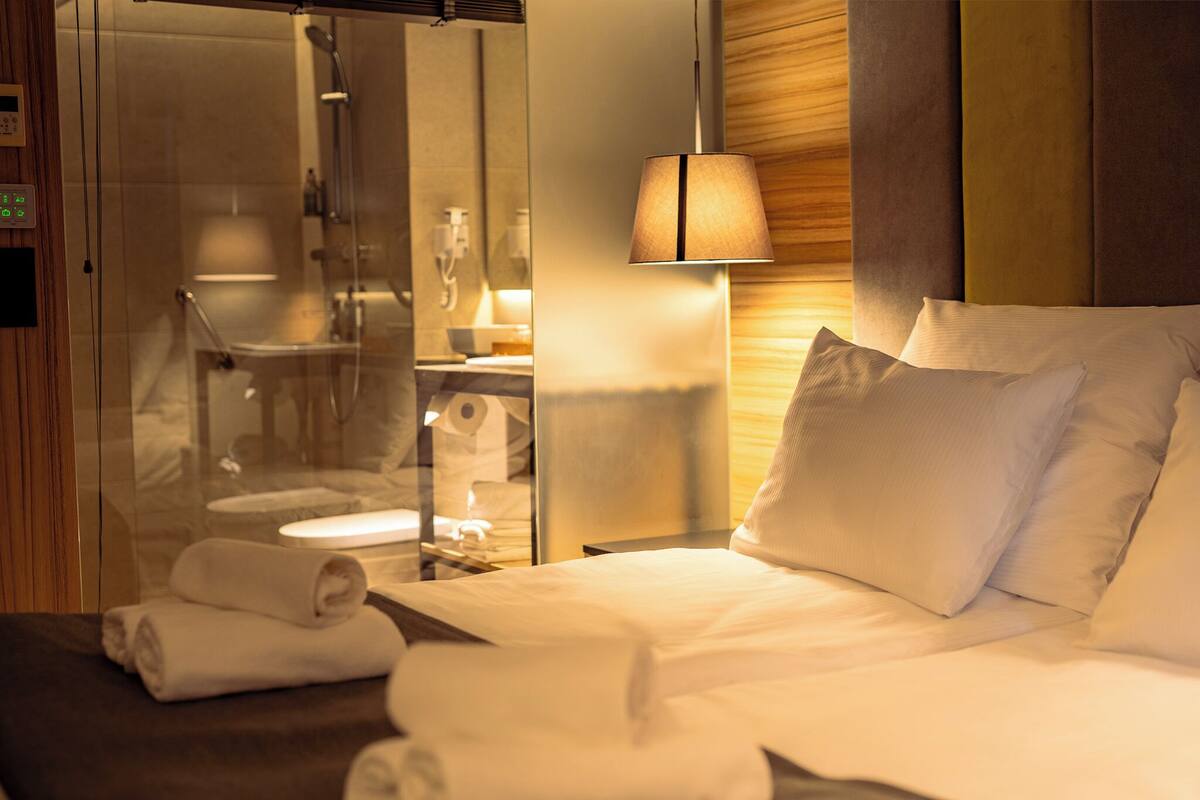 Deluxe-Dreibettzimmer, Balkon, Blick auf den Innenhof