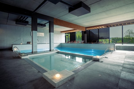 Una piscina techada, una piscina al aire libre de temporada. Mielenko & SPA