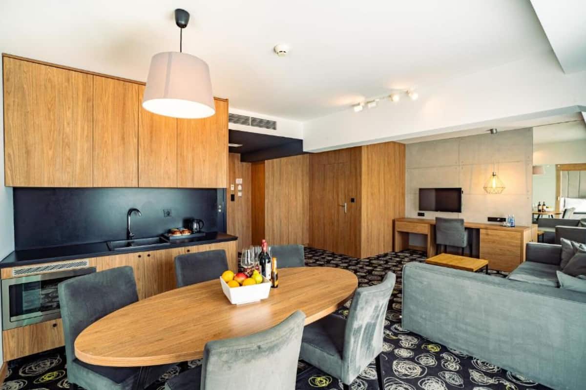 Presidential Room | In-room safe, desk, laptop workspace, blackout drapes