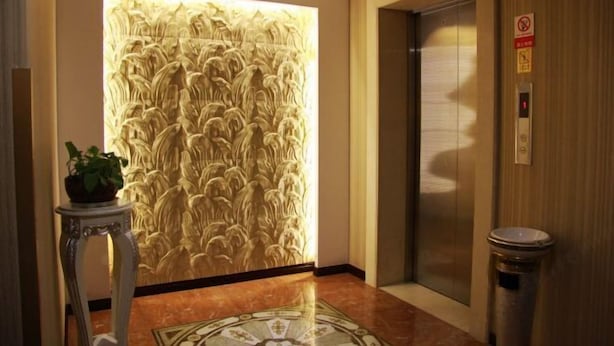 An elevator with a wall panel featuring a floral design. - Xi Xi Holiday Hotel (Zhoushan)