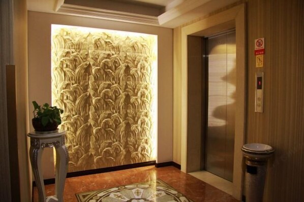 Un ascensor con un panel de pared con diseño floral.