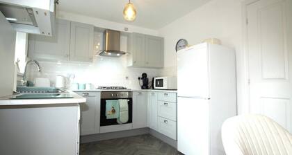 2 Bed House - Large Garden - Pet Friendly