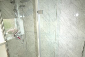 Dusche, Haartrockner, Handtücher