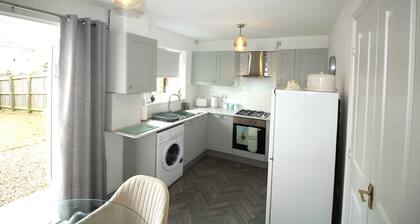 2 Bed House - Large Garden - Fully Refurbished