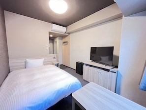 Desk, laptop workspace, blackout drapes, iron/ironing board - Hotel Route Inn Kuwana (Kuwana)