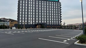 Een modern hotelgebouw met een bord waarop 'HOTEL ROUTE INN' staat.