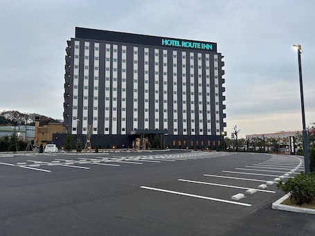 Free self parking. Hotel Route Inn Kuwana