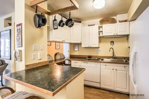 Apartment, 2 Bedrooms (158324) | Private kitchen