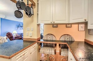 Apartment, 2 Bedrooms (158324) | Dining room