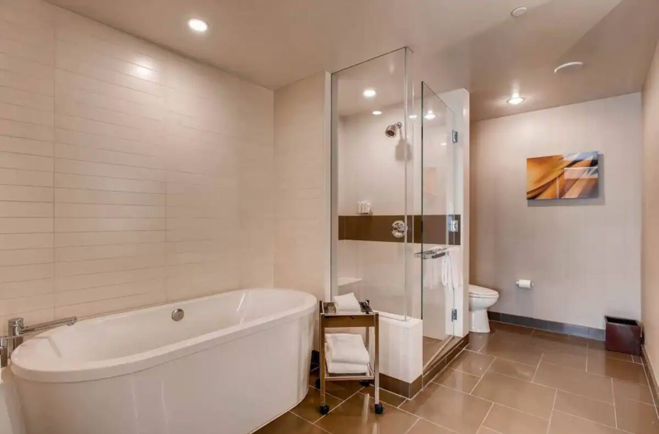 Ein modernes Badezimmer mit einer freistehenden Badewanne, einer Duschkabine und einem WC.