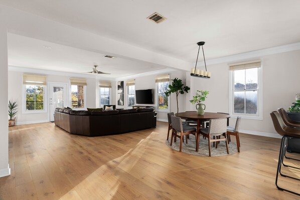 House | In-room dining - Townhomes In Downtown Austin  (Austin)
