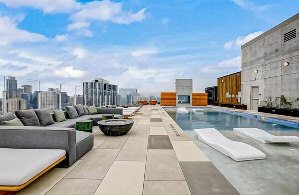 Rooftop pool - Brand New Rainey Street Condo W/ City And Lake View (Austin)