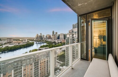 Brand New Rainey Street Condo W/ City And Lake View