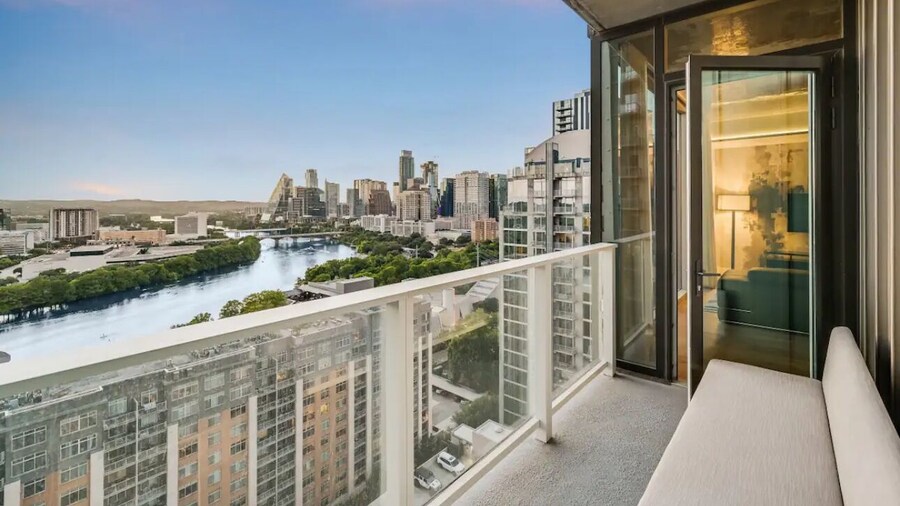 Brand New Rainey Street Condo W/ City And Lake View