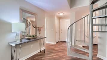 Apartment, 5 Bedrooms (245400) | Living area