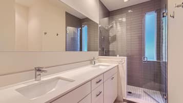 Rumah, 2 kamar tidur (254896) | Kamar mandi | Perlengkapan mandi gratis dan pengering rambut