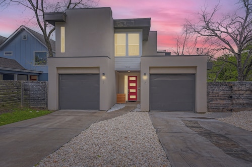 Off The Hook Austin + Chic 2Br Retreat + Firepit