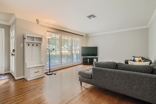 Elegant 3 Br Bungalow Oasis + Pool In Prime Location