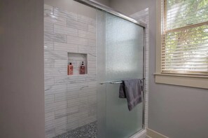 House, 2 Bedrooms (179247) | Bathroom - Sophistication Charm In The Heart Of Cooper Young (Memphis)