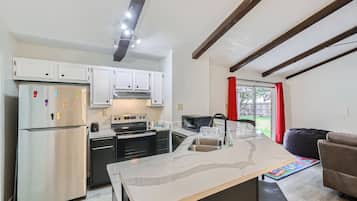 House, 3 Bedrooms (265881) | Private kitchen | Electric kettle, toaster