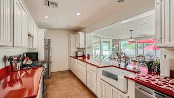 Ketel listrik dan pemanggang roti