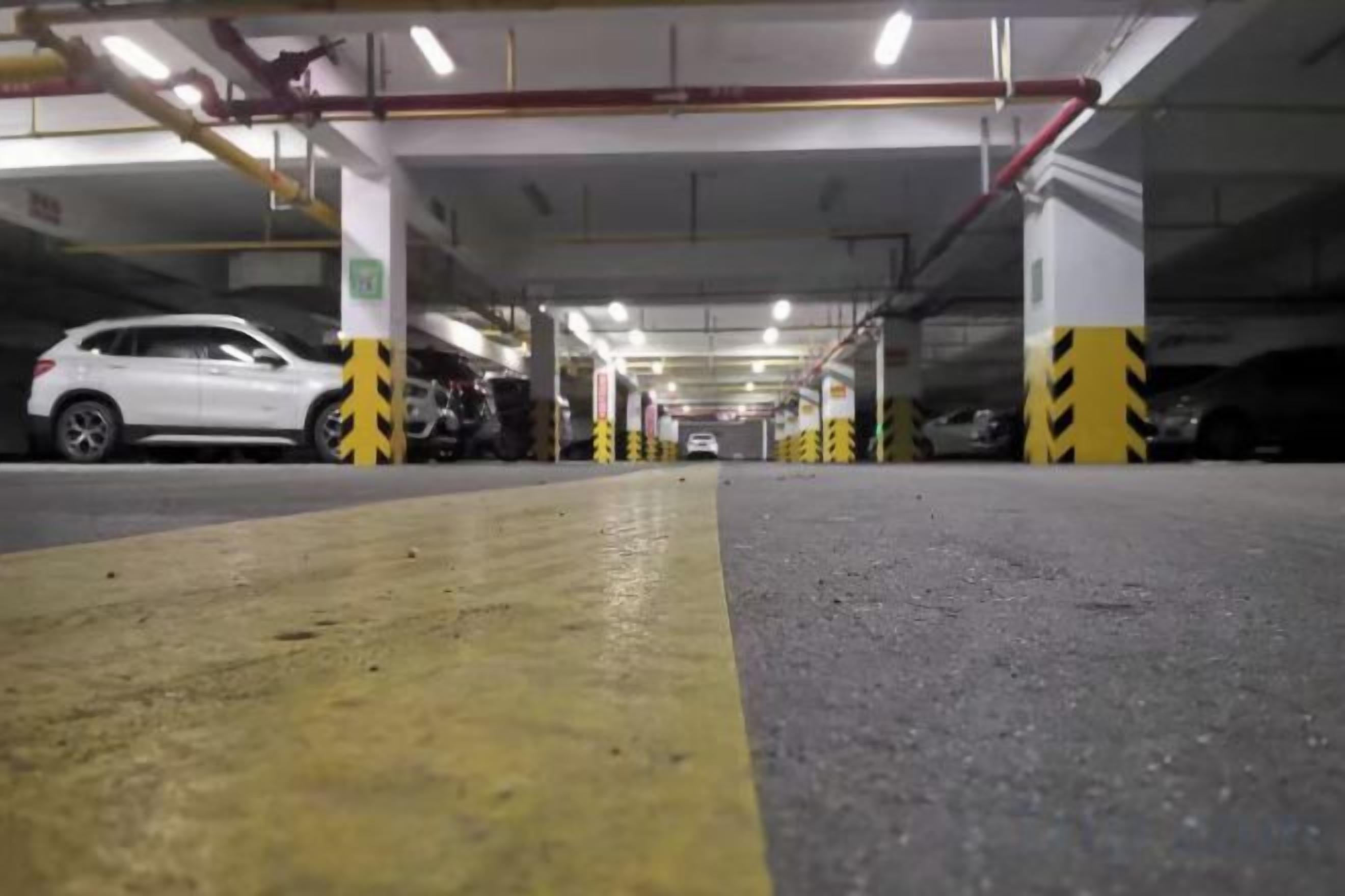 Eine mehrstöckige Parkgarage mit Autos auf verschiedenen Ebenen.