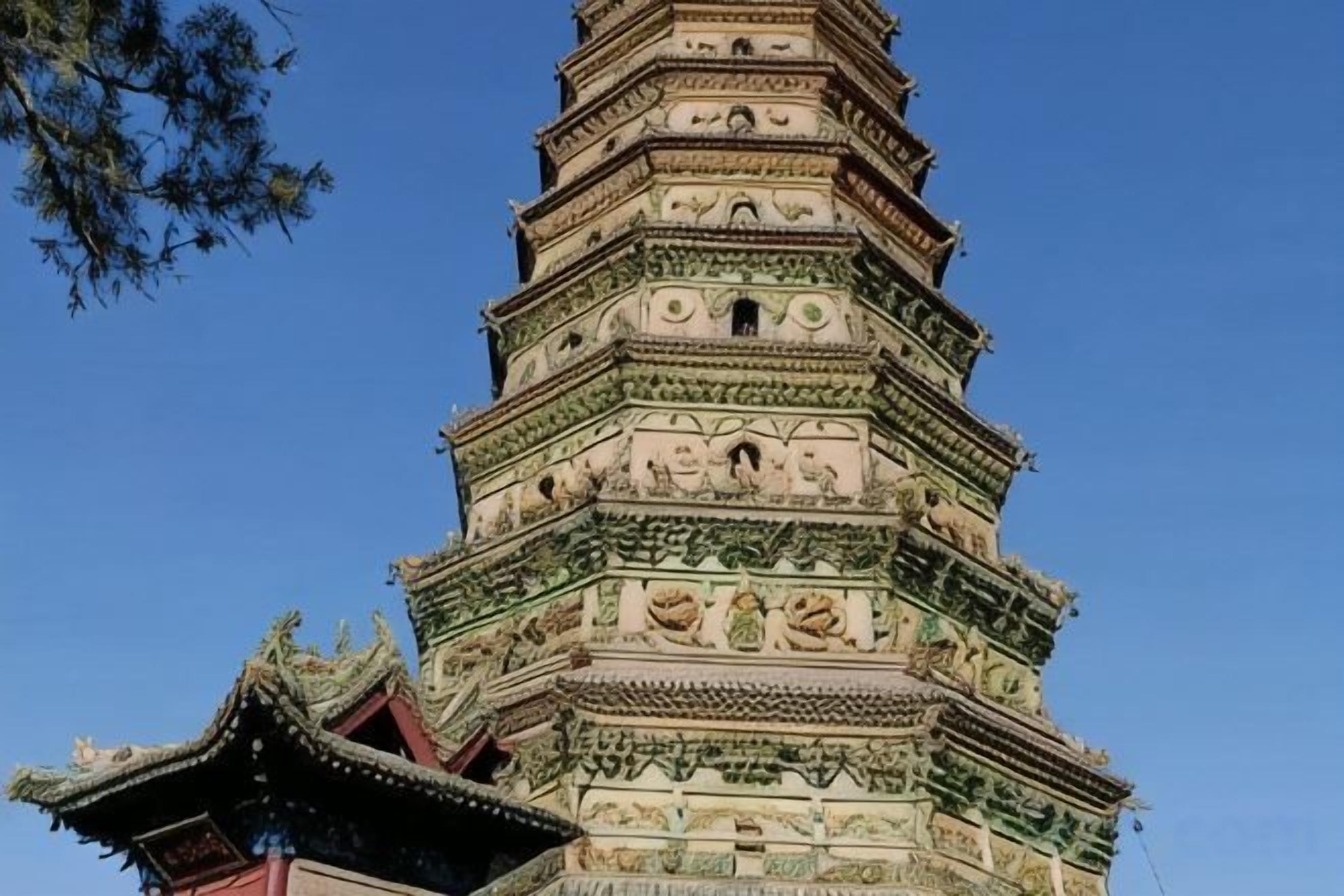 Una pagoda de varios niveles con intrincados grabados y arquitectura tradicional.