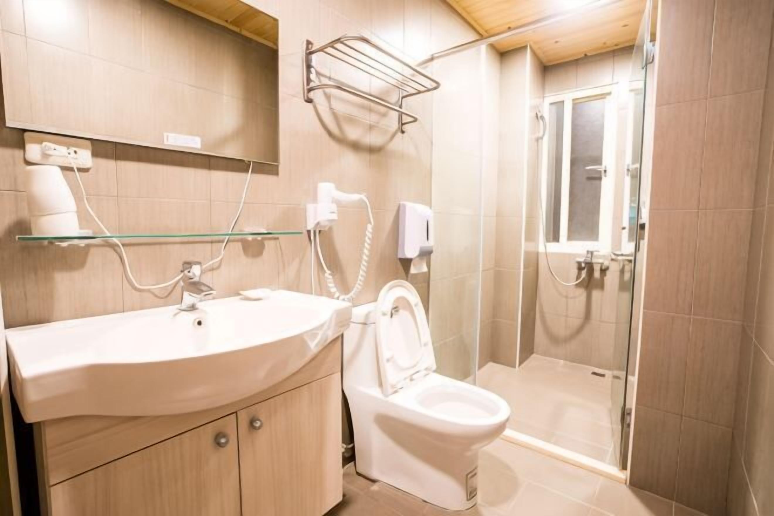 Ein Badezimmer mit Waschbecken, Toilette und Dusche.