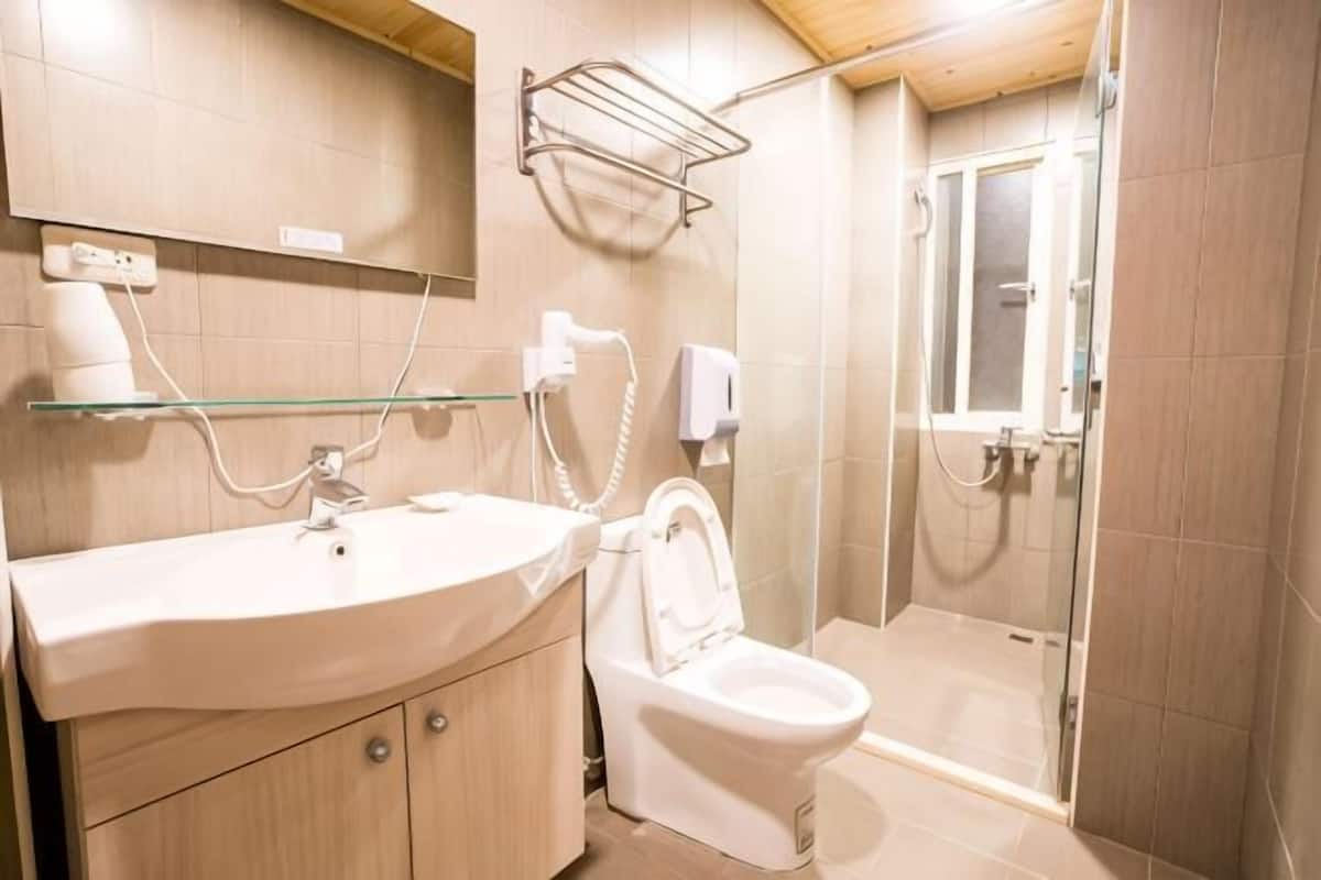 Un baño con lavabo, inodoro y ducha.