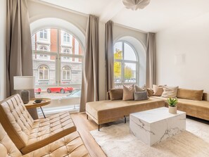 Apartment, 5 Bedrooms, City View | Living room