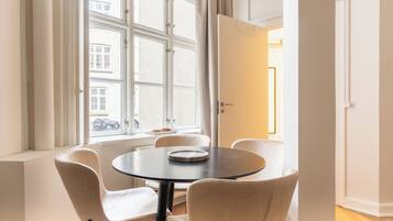 Apartment, 5 Bedrooms, City View | Interior