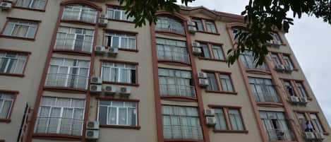 Un immeuble à plusieurs étages, doté de nombreuses fenêtres et de balcons.