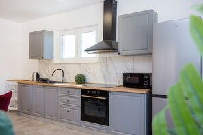 Réfrigérateur, four à micro-ondes, un four, surface de cuisson