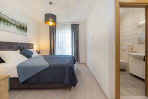 3 Schlafzimmer, Schreibtisch, Bügeleisen/Bügelbrett, Reisekinderbett