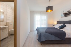 3 chambres, bureau, fer et planche à repasser, lit de bébé portatif