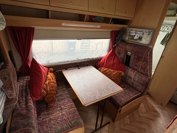 Chalet | Zona de estar | Una televisión, una chimenea