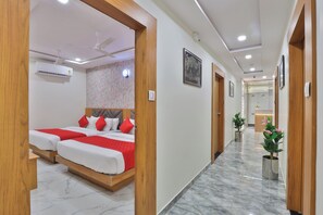 Hypo-allergenic bedding, desk, rollaway beds, free WiFi - Hotel Viva Inn (Ahmedabad)