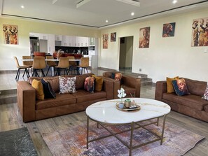 Comfort Villa, Mixed Dorm, Pool View, Poolside | In-room dining