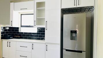 Frigobar, microondas, horno, lavavajillas