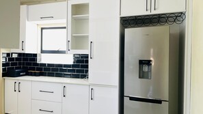 Vila conforto, em dormitório misto, vista para a piscina, ao lado da piscina | Cozinha privada | Frigobar, micro-ondas, fogão, lava-louças