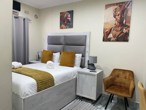 Comfort Villa, Mixed Dorm, Pool View, Poolside | Desk, iron/ironing board, free WiFi - Casa Favorita  (Harare)