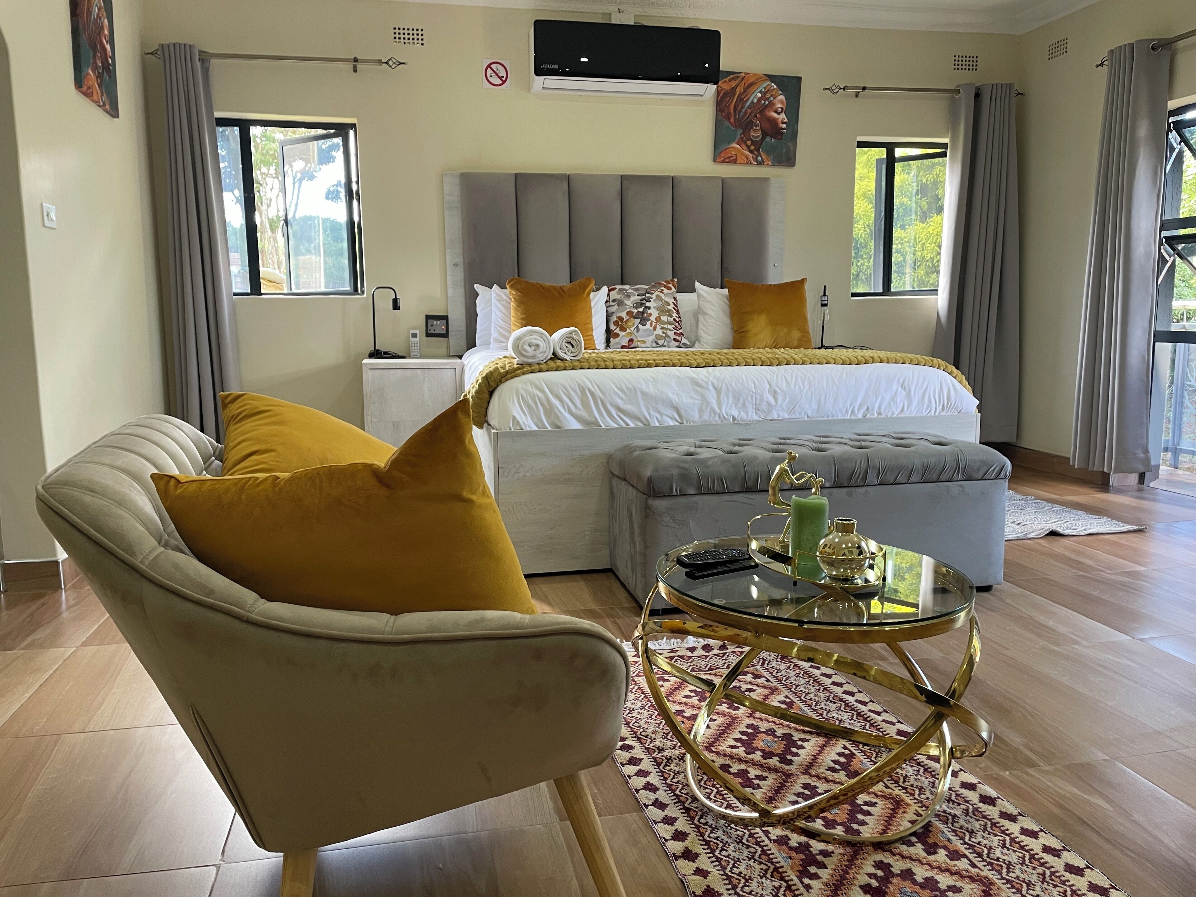 Ein Schlafzimmer mit Bett, Sofa, Couchtisch und Teppich.